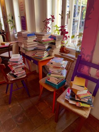 Všechny tyto knihy máme od dnešního dne ve slevě! Rozhodlx jsme se trochu předělat knihkupectví, a tak se chceme zbavit...