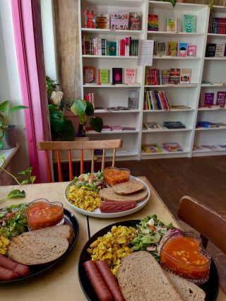 Přijďte k nám na celodenní vegan brunch! Máme English breakfast, slané i sladké wafle, loaded fries a zapečené chleby! 🫢 K...