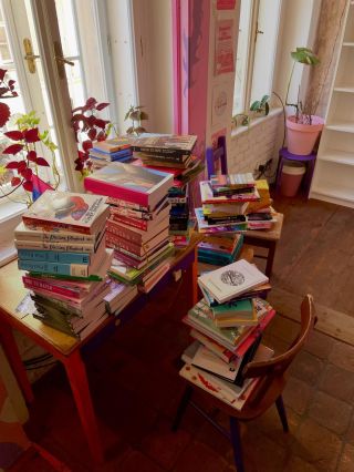 Všechny tyhle knihy u nás teď najdete ve slevě! Rozhodlx jsme se pročistit sklad a dát vám možnost, sehnat super dárek...